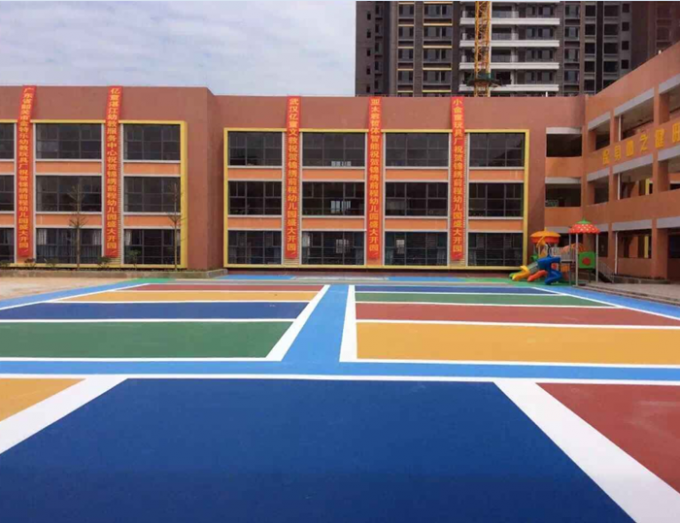 Gummikörnchen Kindergarten-Spielplatz im Freien Epdm, die Materialien ausbreiten